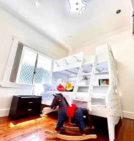Family retreat house 3 bdrm with parking Netflix close to train - Image 3