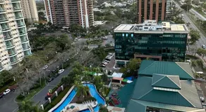 Flat com Vista Panorâmica - Barra da Tijuca - Estacionamento Gratuito - Frigobar - Ar condicionado - Piscina - Academia - Balsa para Praia Grátis - Varanda - Vista Parcial Mar e Lagoa - Image 4