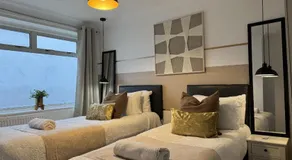 Viewpoint House Boutique 5 Bedroom Retreat Sleeps 10 - Image 2