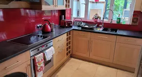 The Holbein Three bedroom home near tilgate park private parking and garden - Image 3