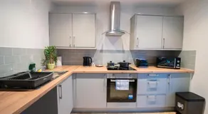 Wigan Town Centre Apartment, Self Check-In, Fast WiFi, Long Stays - Image 3