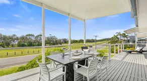 Sandy's Getaway - Front Row Seat to Sandy Beach, Coastal Walks, Pet Friendly - Image 3