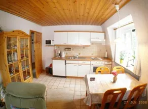 Appartement de vacances adapté aux familles avec terrasse, barbecue et jardin - Image 5