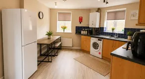 Spacious 2 Bedroom House in Bingley with Parking, Washer-Dryer, Big Fridge, Sleeps 5, Easy access to Saltaire, Bradford, Haworth, Ilkley, Leeds - Image 4