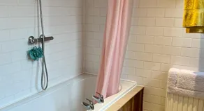 Quiet Guest Room in London Homestay - Image 5