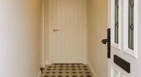 New Stylish Modern Home & Free Parking! - Image 5