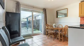 Phoenix House - 4 bedroom home centrally located in Ashford with parking - perfect for work stays or a special getaway! - Image 2