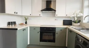 3 Bed Hull Home WiFi On Street Parking - Image 5