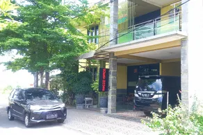 RedDoorz Syariah near Bypass Krian - Image 5