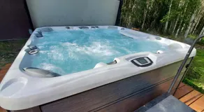 Borealis Bungalow and Hot Tub - Image 3