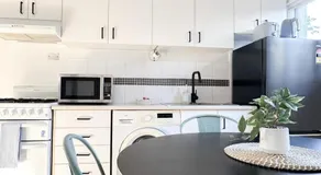 Mi Casa Su Casa - 2BR Sleeps 6 - Free Parking - CBD - Image 3