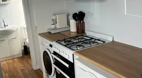 Sweet beautiful TINY HOME with pool and 2 minute drive to the beach - Image 3