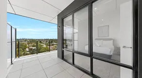 Stylish 2 Bed Apartment with New Furnishings - Image 5
