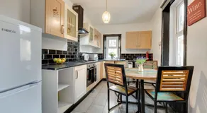Newcastle CITY APT35,FREE STREET PARKING,4 BEDROOM HOUSE,8 SINGLE BEDS,FULL KITCHEN,ALL ROOMS WITH TVs,NETFLIX - Image 2