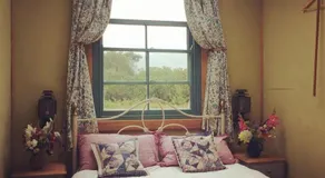 Sky View Shepherd's Huts with Woodburning Hot Tub - Image 2