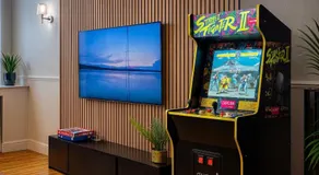 Luxury 5-bed Bungalow, Hot Tub, Games & Gated Parking - Image 5