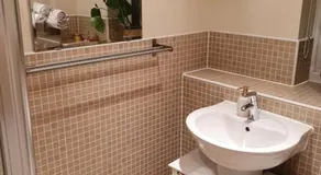 Beautiful ensuite room - Image 4