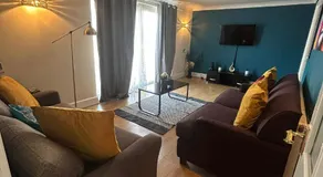 Luxurious 3 Bedroom Contractor House Stevenage by Randz Property Group - Short Lets l Sleeps 6 l Free Parking & Wifi - Image 2