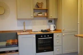 The Dragonfly - Luxury Lakeside Shepherds Hut - Image 5