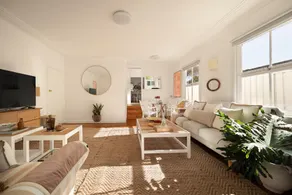 Sunlit Coastal Retreat Close to Cafes and Beach - Image 2