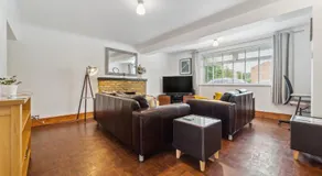 5 double beds in a detached house in Cheshunt - Image 4