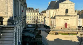 Vue imprenable sur la Mairie - Image 5