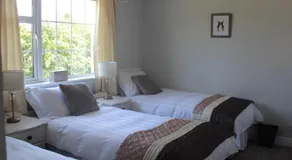 5 mins walk to Carrick - Sleeps 12 - Off road parking - Modern house - Image 2