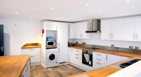 Executive 4BR Ensuite Lodge Perfect for Contractors and Teams with Private Parking - Image 2