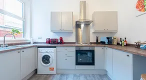 Hull Ground Floor 1 Bedroom Apt 3 beds Spacious Jesouth Striking - Image 4