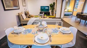 Luxury 2 BR , Pool Gym Parking Sydney CBD getaway - Image 3