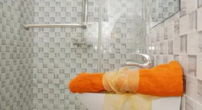 Sleeps8-Parking-Jacuzzi-WiFi-AirCon - Image 5
