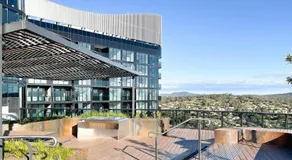 Luxurious Cozy 1-Bed FREE Carpark Gym Pool & Spa - Image 2