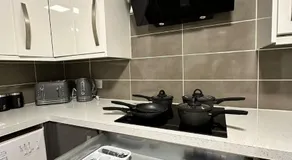 Cozy 3-Bedroom House in Bolton, Huge Garden - Image 2