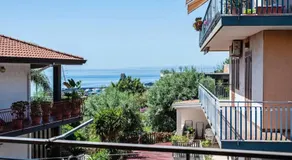 Spacious Apartment with Sea View in Aci Castello - Image 5