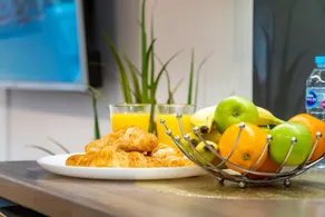 Town Centre - Sleeps 4 - Netflix - Smart TV's By Teza Homes Serviced Accommodations - Image 3