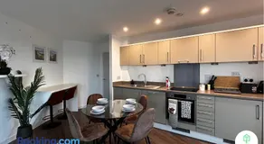 Executive 2 Bed 2 Bath Central Woking Flat with Free Parking - Image 4