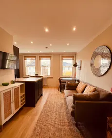 Bright & Quiet 2-Bed Victorian Flat, Walk to Tube - Newly Refurbished - Image 2