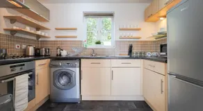 Stylish Apartment with Private Parking - Image 4