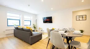 Modern 2 Bed near Wythenshawe Hospital and Manchester Airport With Parking - Image 2