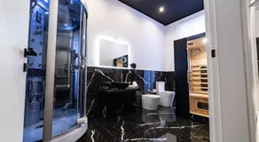 Maximum Suite & Spa - Image 4