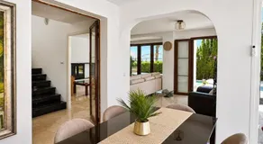 Exclusiva Villa con piscina privada y vistas al mar - Image 2