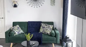 Luxe 1BR Apartment with Balcony - Free Parking - Image 3
