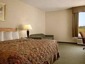 Sky Hotel at Tulsa Airport - Image 2