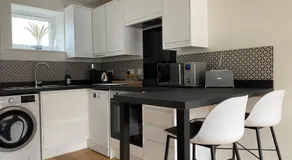 New studio apartment - minutes walk to Cathedral - Image 2