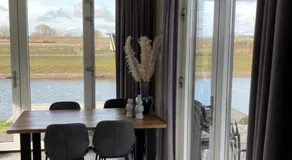 Tiny vakantiehuis aan het water met eigen steiger en airco - Image 5