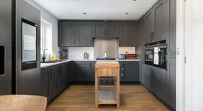 Modern 4-Bed Family Home with 5 Beds & Parking - Image 4