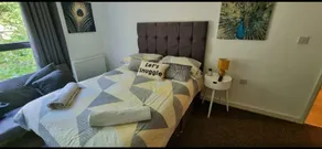 360 Serviced Accommodations - Brentwood 2 Bedroom Executive Apartment with Secure Parking - Image 4
