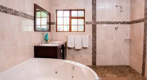 Queen Manor Boutique Guest House - Image 2