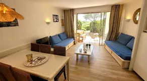 Appartement adapté aux familles avec terrasse, piscine et jardin - Image 2