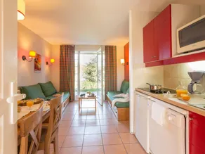 Situated in a landscaped park of a little less than .... - Image 4